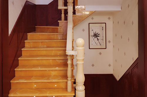 古塔中式别墅室内汉白玉石楼梯的定制安装装饰效果