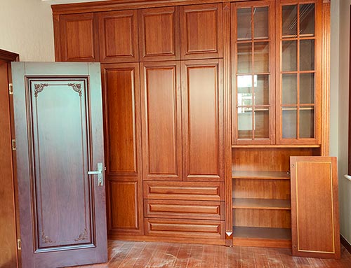 古塔中式家庭装修里定制的实木衣柜效果图